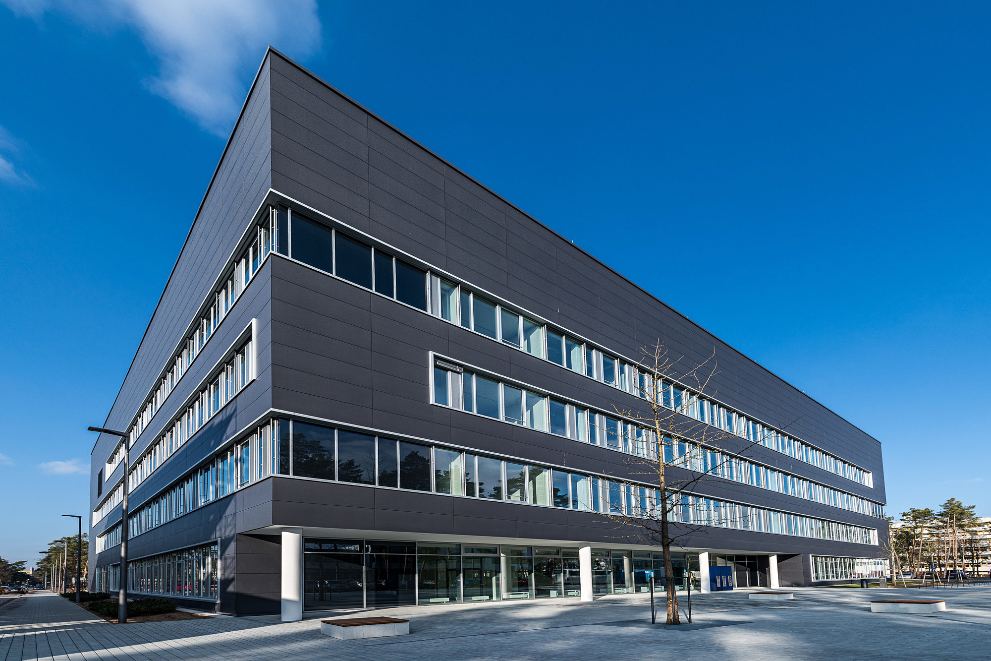 Frontal view of the research building IZNF at Cauerstrasse 3 in Erlangen, where our offices are located.
